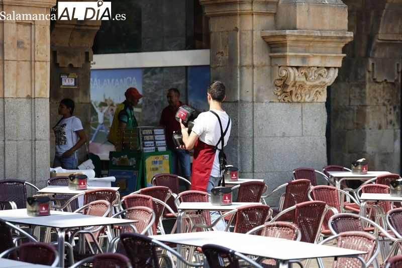 Un camarero en un establecimiento de Salamanca. Foto: David Sañudo