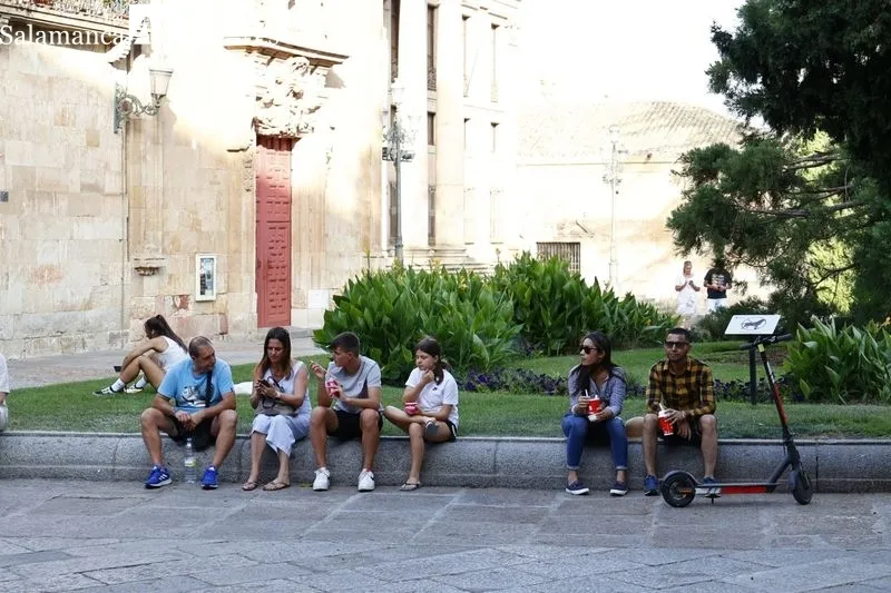 Turistas en la tarde de este domingo por el centro de la ciudad