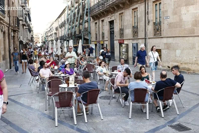 Turistas en la tarde de este domingo por el centro de la ciudad