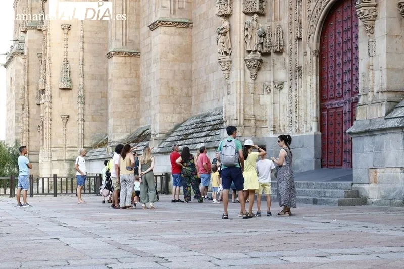 Turistas en la tarde de este domingo por el centro de la ciudad
