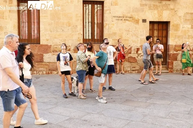 Turistas en la tarde de este domingo por el centro de la ciudad