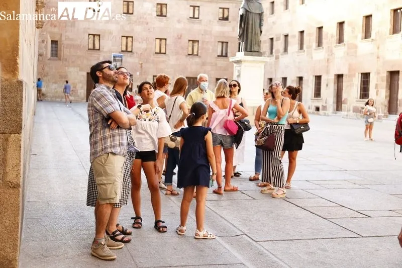 Turistas en la tarde de este domingo por el centro de la ciudad