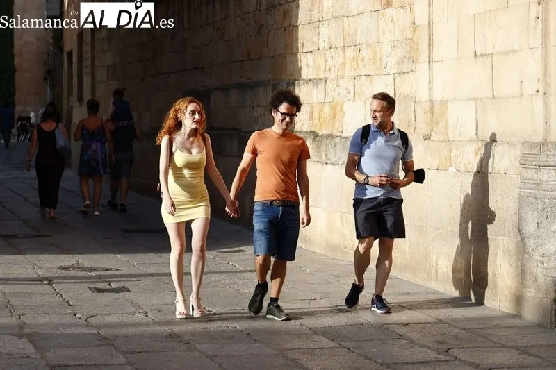 Turistas en la tarde de este domingo por el centro de la ciudad