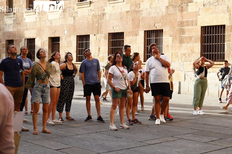 Los turistas desafían al calor y llenan las calles del centro de la ciudad