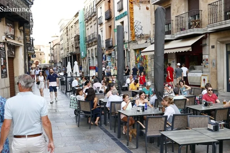 Turistas en la tarde de este domingo por el centro de la ciudad