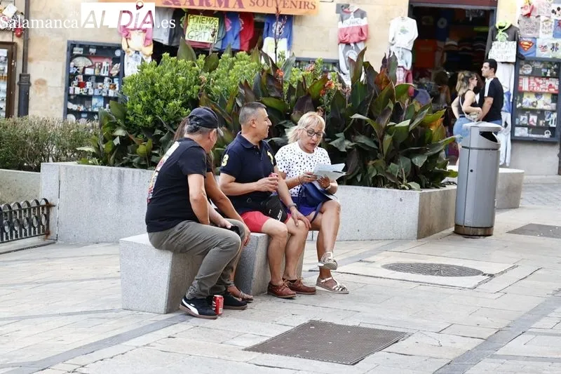 Turistas en la tarde de este domingo por el centro de la ciudad