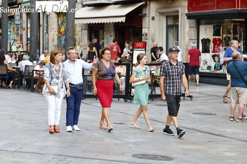 Turistas en la tarde de este domingo por el centro de la ciudad