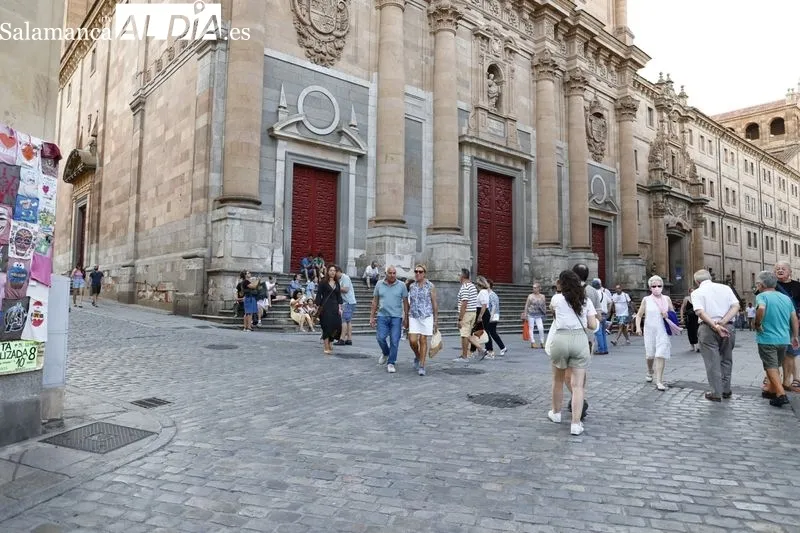 Turistas en la tarde de este domingo por el centro de la ciudad