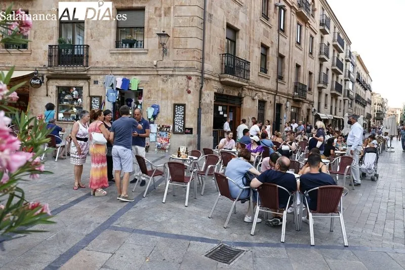 Turistas en la tarde de este domingo por el centro de la ciudad