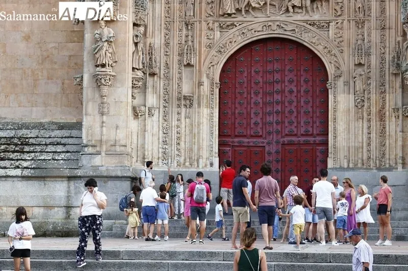 Turistas en la tarde de este domingo por el centro de la ciudad