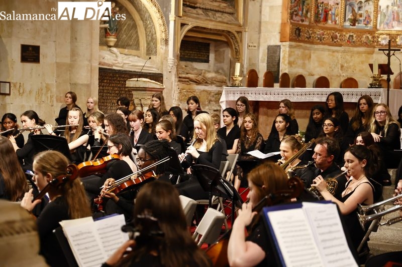 Espectacular concierto del Coro y Orquesta del Colegio James Allen en la Catedral Vieja