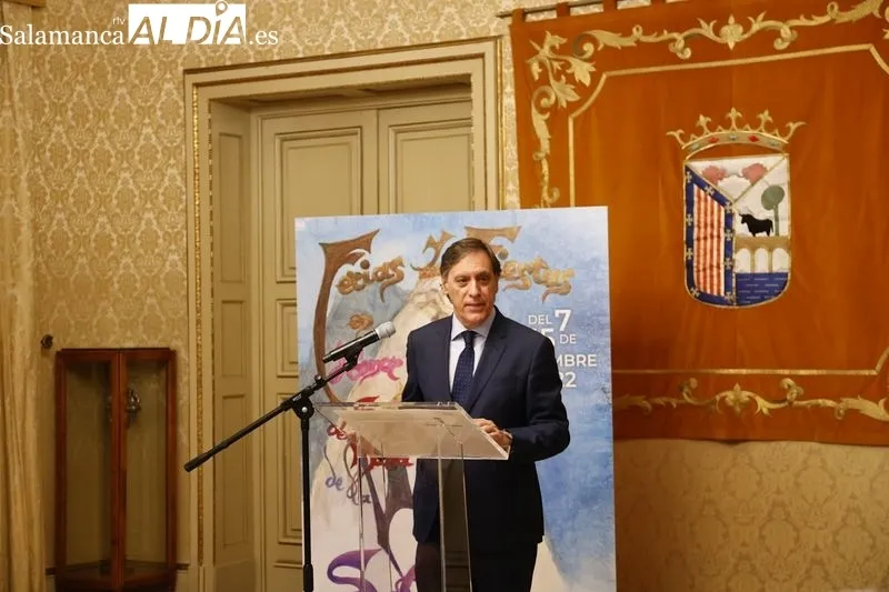El alcalde de Salamanca, Carlos García Carbayo, junto al autor del cartel anunciador de las Ferias y Fiestas, Gerónimo Prieto