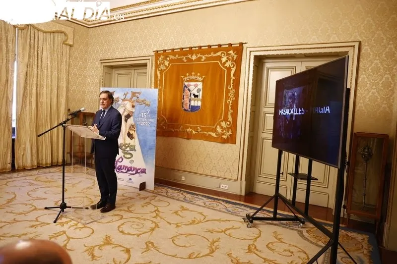 El alcalde de Salamanca, Carlos García Carbayo, junto al autor del cartel anunciador de las Ferias y Fiestas, Gerónimo Prieto