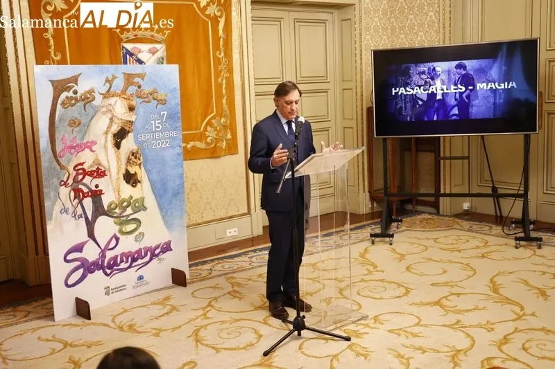 El alcalde de Salamanca, Carlos García Carbayo, junto al autor del cartel anunciador de las Ferias y Fiestas, Gerónimo Prieto