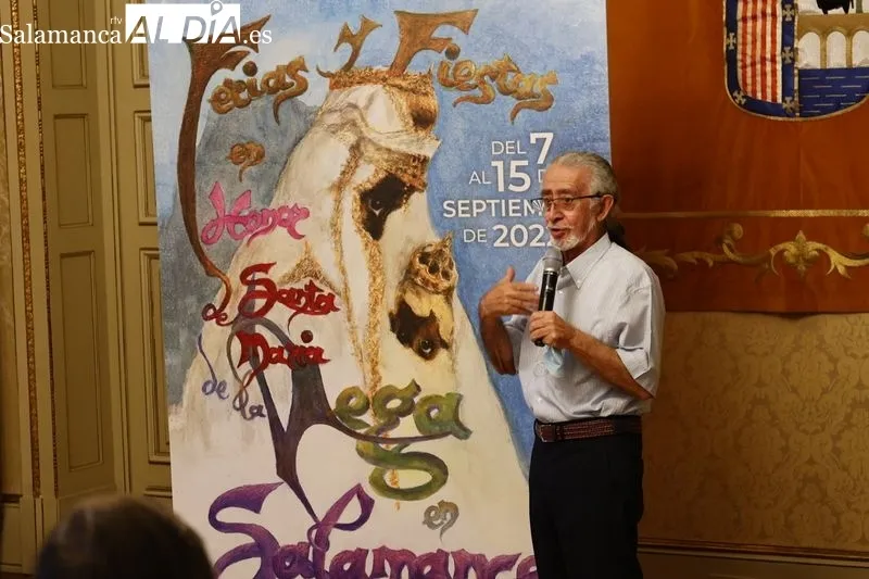 El alcalde de Salamanca, Carlos García Carbayo, junto al autor del cartel anunciador de las Ferias y Fiestas, Gerónimo Prieto