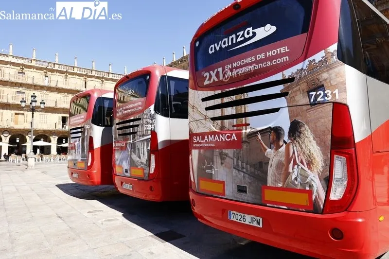 Autobuses que lucirán vinilos promocionales de Salamanca. Fotos: David Sañudo
