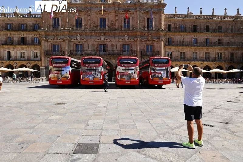Autobuses que lucirán vinilos promocionales de Salamanca. Fotos: David Sañudo
