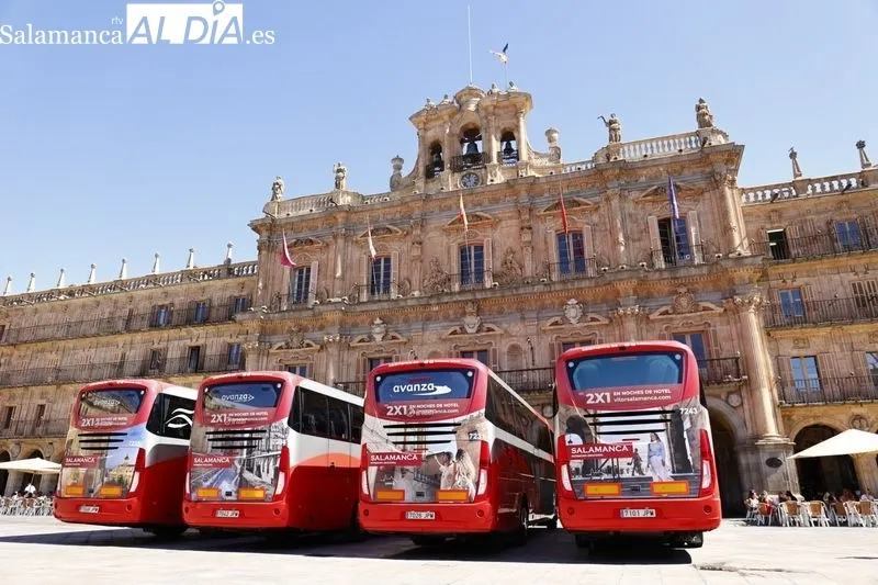 Autobuses que lucirán vinilos promocionales de Salamanca. Fotos: David Sañudo