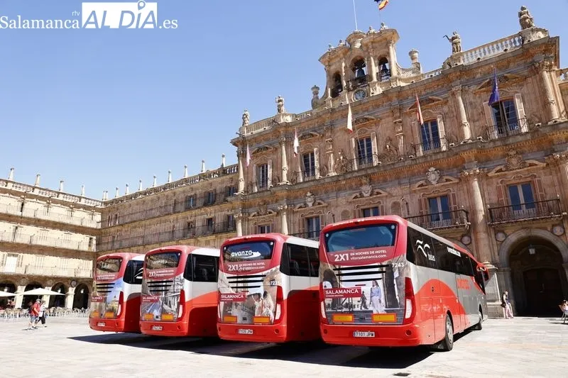 Autobuses que lucirán vinilos promocionales de Salamanca. Fotos: David Sañudo