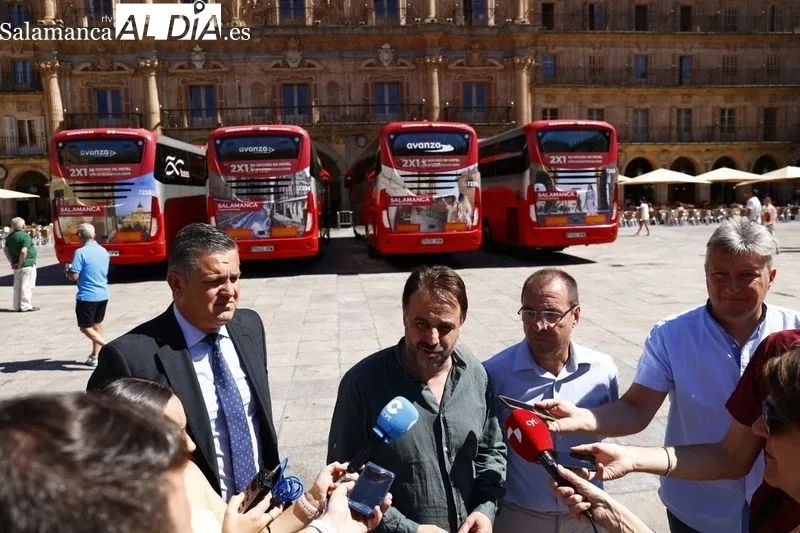 Autobuses que lucirán vinilos promocionales de Salamanca. Fotos: David Sañudo