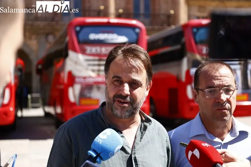 Autobuses que lucirán vinilos promocionales de Salamanca. Fotos: David Sañudo
