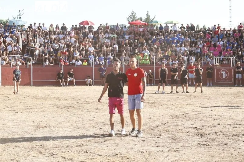 Imágenes de la capea celebrada en la tarde de este viernes en Santa Marta de Tormes