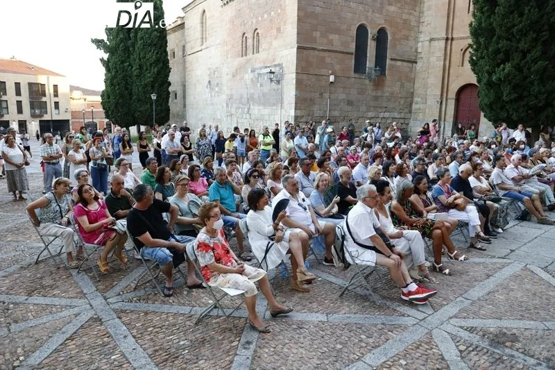 El Patio Chico ha acogido la representación de la obra 'Elio', de Intrussión Teatro