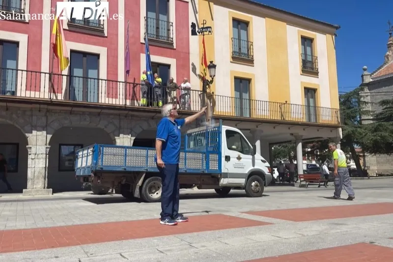 La Mariseca ya luce en el balcòn del Ayuntamiento