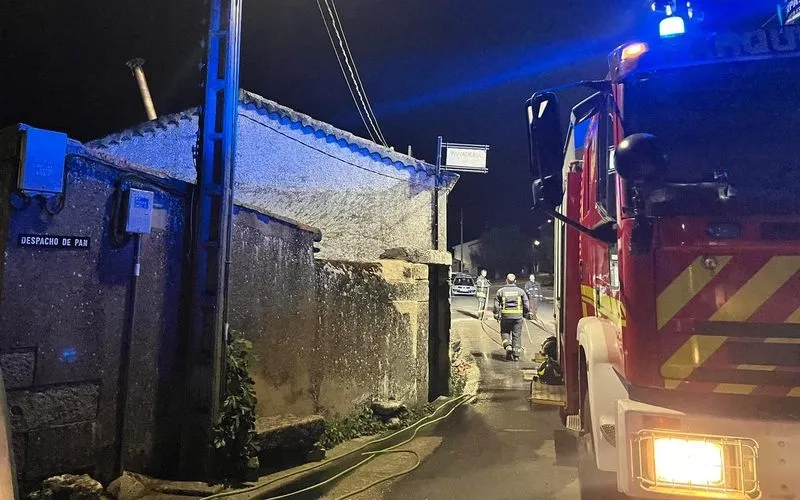 En la extinción el incendio intervinieron bomberos de los parques de Ledesma y Villares / FOTOS: BOMBEROS DE LEDESMA (FACEBOOK)  