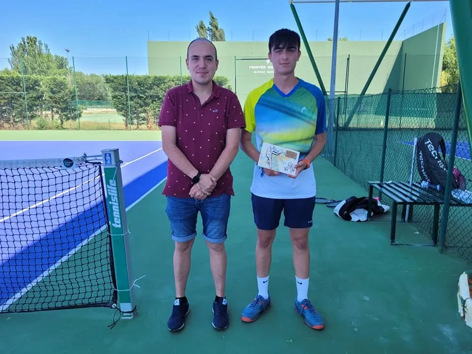 Foto 10 - Concluye el III Torneo de Tenis y P&aacute;del 'Villa Alba de Tormes - Centenarios Teresianos' con gran &eacute;xito