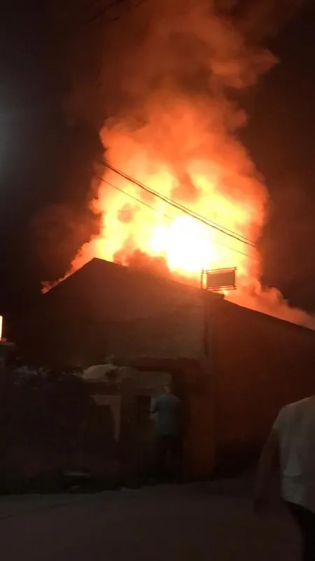 En la extinción el incendio intervinieron bomberos de los parques de Ledesma y Villares / FOTOS: BOMBEROS DE LEDESMA (FACEBOOK)  