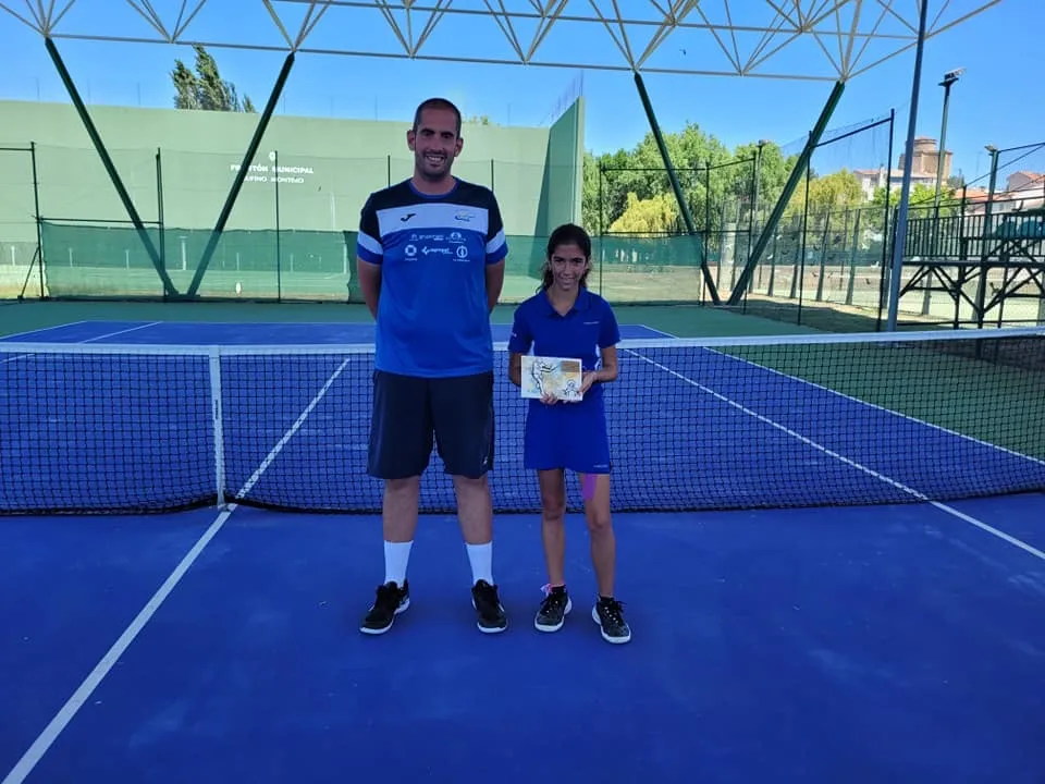 Foto 6 - Concluye el III Torneo de Tenis y P&aacute;del 'Villa Alba de Tormes - Centenarios Teresianos' con gran &eacute;xito