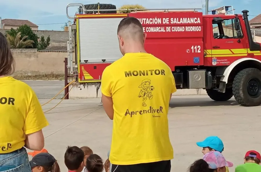 Foto 6 - Los participantes en &lsquo;Nos reciclamos en verano&rsquo; conocen el Parque de Bomberos