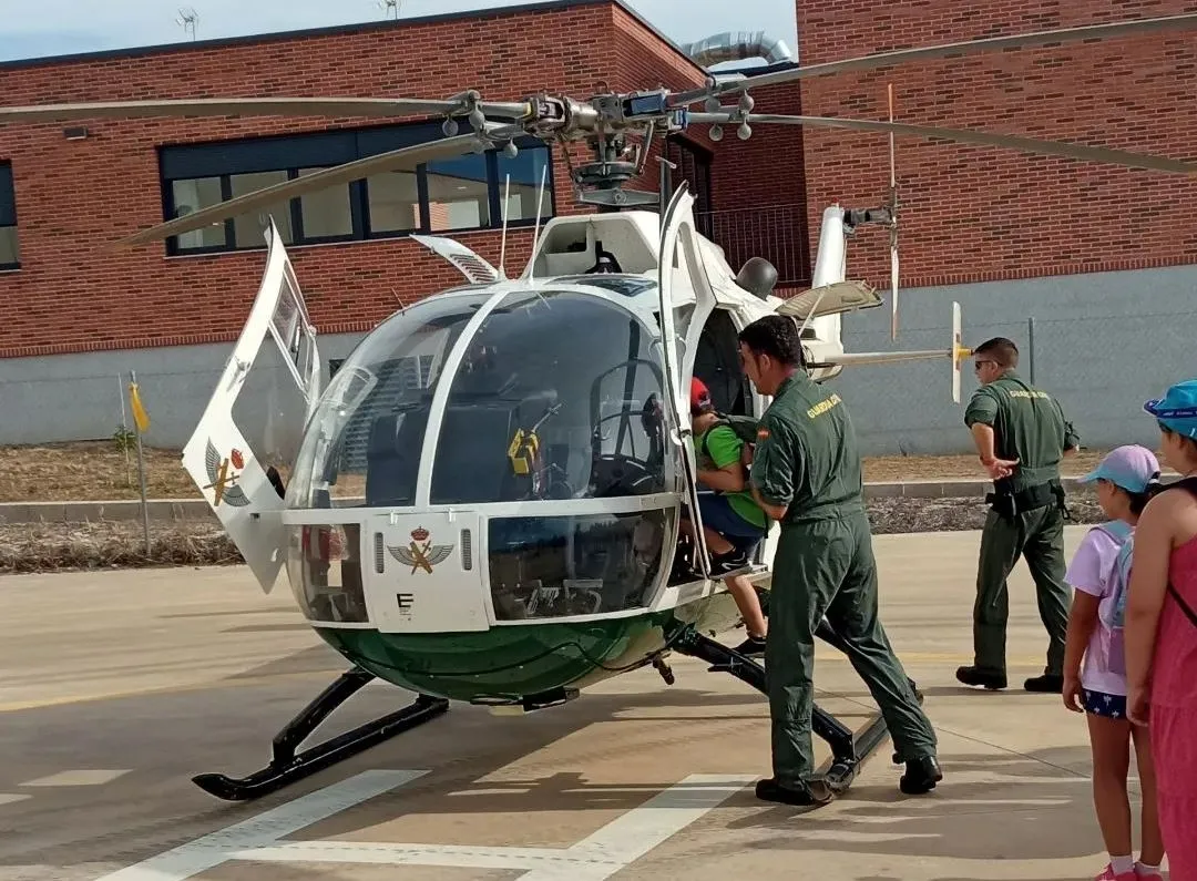 Foto 5 - Los participantes en &lsquo;Nos reciclamos en verano&rsquo; conocen el Parque de Bomberos
