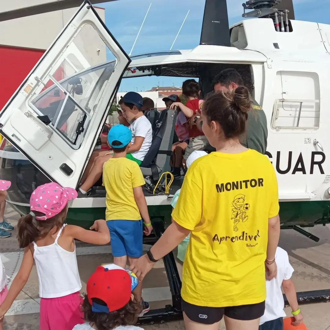Foto 4 - Los participantes en &lsquo;Nos reciclamos en verano&rsquo; conocen el Parque de Bomberos