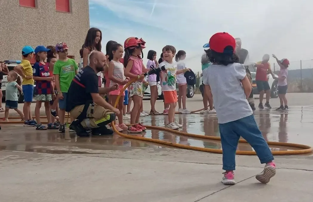 Foto 3 - Los participantes en &lsquo;Nos reciclamos en verano&rsquo; conocen el Parque de Bomberos