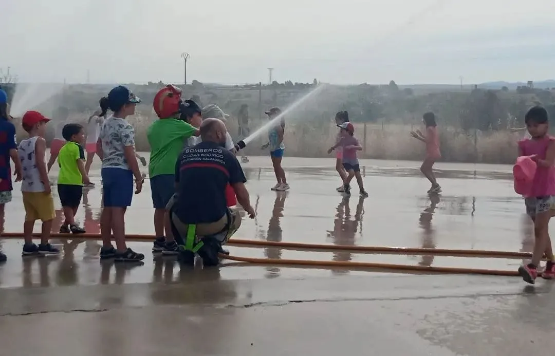 Foto 2 - Los participantes en &lsquo;Nos reciclamos en verano&rsquo; conocen el Parque de Bomberos
