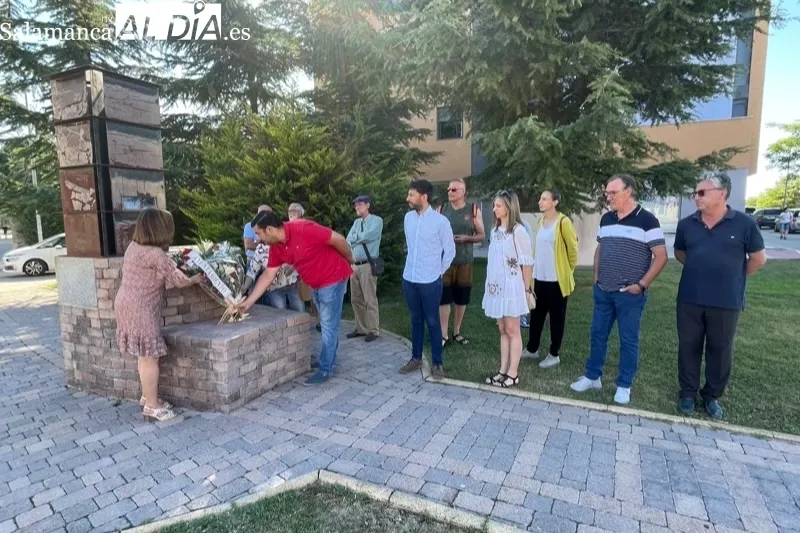 Peñaranda ha recordado la explosiòn del polvorín en la escultura homenaje a las víctimas 