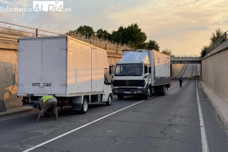 Foto 6 - Un fallo en un cami&oacute;n con remolque y la p&eacute;rdida de carga de otro bloquean parcialmente el trafico de acceso a la ciudad