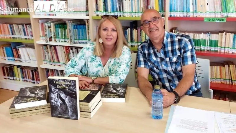 La concejala de cultura y el novelista en el acto de presentación