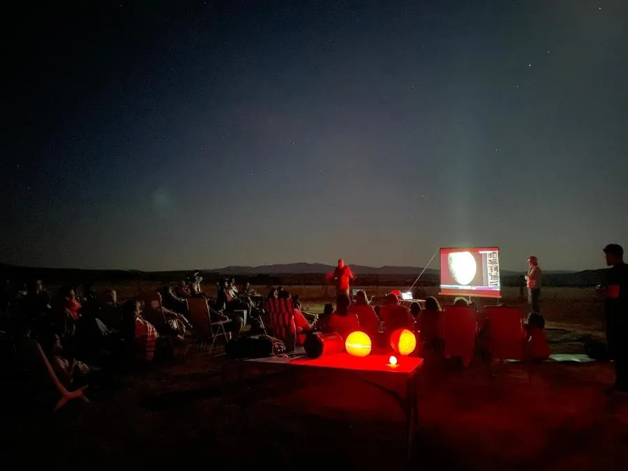 Foto 2 - El Cine de Estrellas de Astr&oacute;briga re&uacute;ne a unas 75 personas en la Ermita de Valhondo