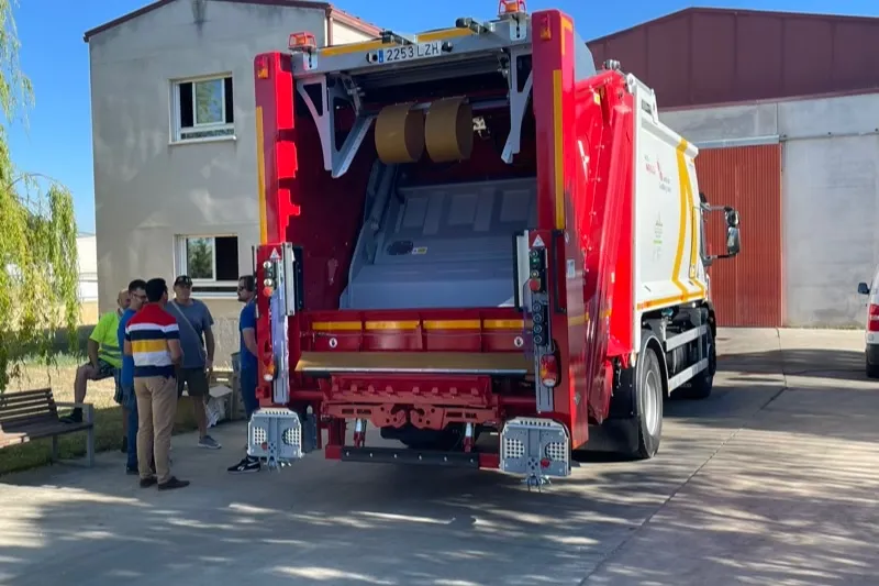 La Macomunidad de Peñaranda ha recibido el nuevo camiòn de recogida de residuos