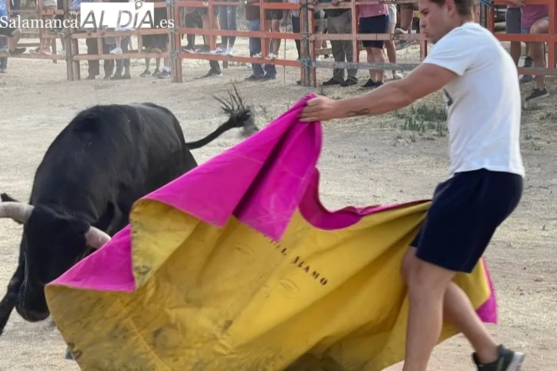 Villoruela se llenaba de aficionados para vivir el encierro del Toro del Cajòn