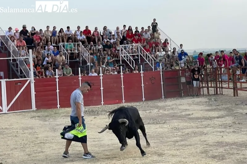 Villoruela se llenaba de aficionados para vivir el encierro del Toro del Cajòn