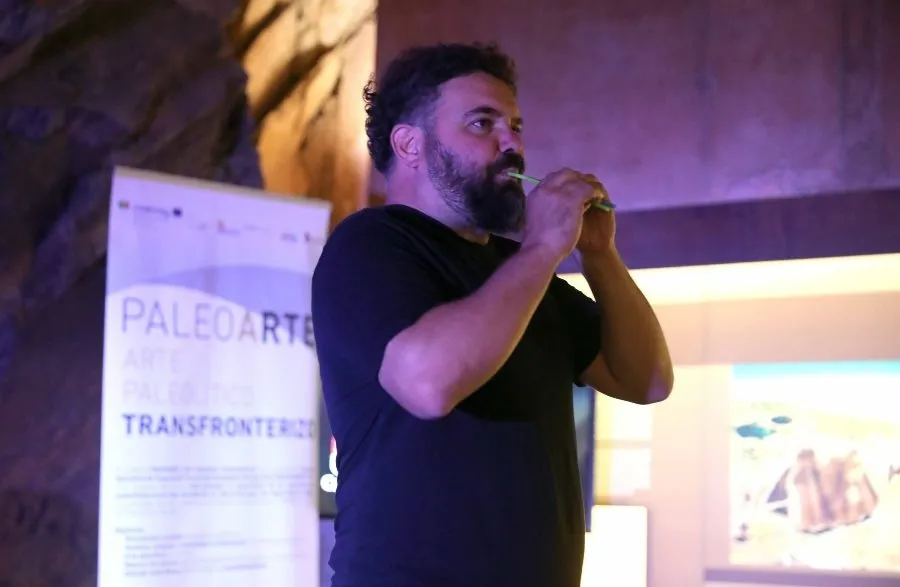 Foto 4 - Abraham Cupeiro sorprende en Siega Verde con sus originales instrumentos ancestrales
