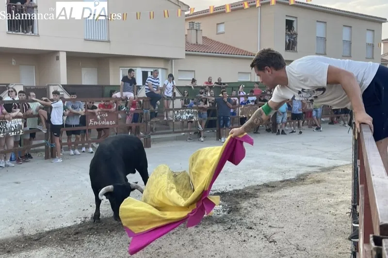 Foto 10 - Villoruela se echa a las calles para vivir el esperado Toro de Caj&ograve;n