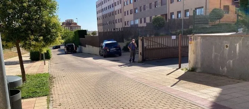 Foto 2 - Siete coches totalmente calcinados en el incendio de un garaje en el barrio de Los Alcaldes