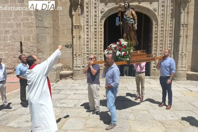 Santiago de la Puebla acompañaba al patrón en su histórica procesiòn 