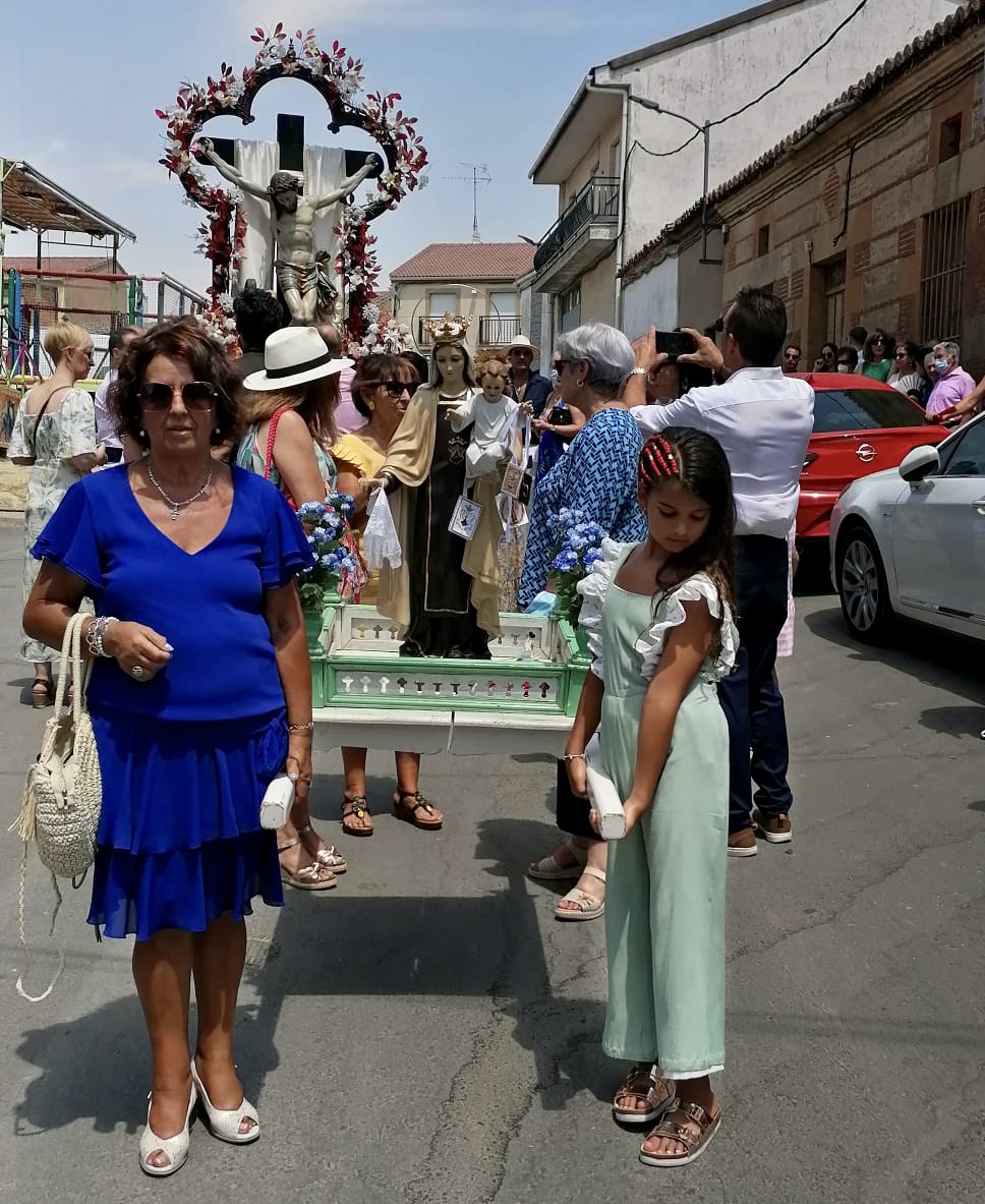 Foto 3 - Concurrida y esperada procesión de la Virgen del Carmen y el Cristo de la Esperanza en la jornada principal de las fiestas patronales en Villoruela