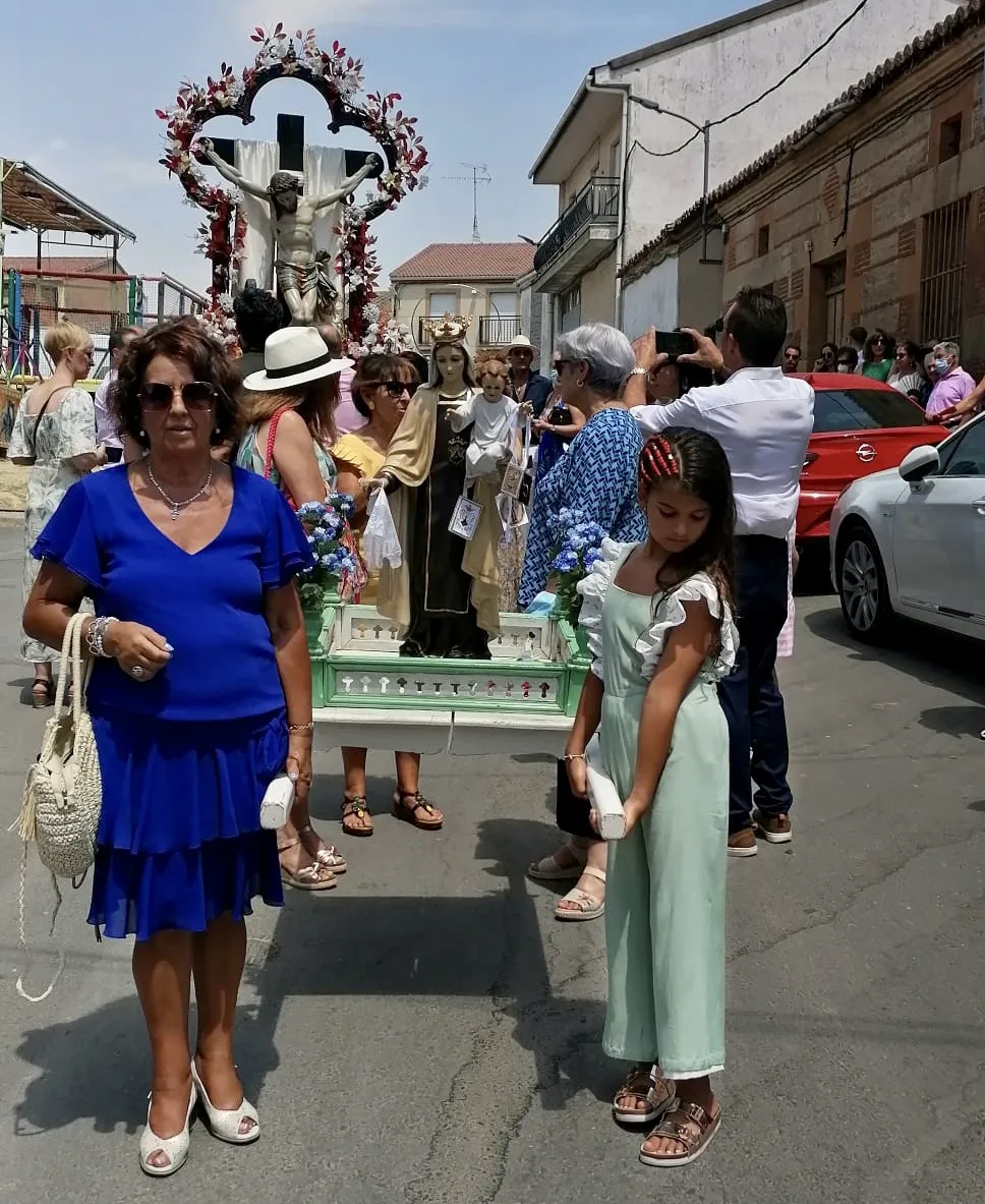 Foto 3 - Concurrida y esperada procesi&oacute;n de la Virgen del Carmen y el Cristo de la Esperanza en la jornada principal de las fiestas patronales en Villoruela